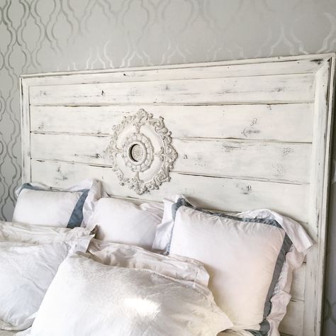 DIY farmhouse headboard Distressed White Diy Farmhouse Headboard King, White Headboard Bedroom, Diy Farmhouse Headboard, White Wood Headboard, Country Headboard, Rustic Headboard Diy, Distressed Headboard, Headboard Plan, Diy Wood Headboard