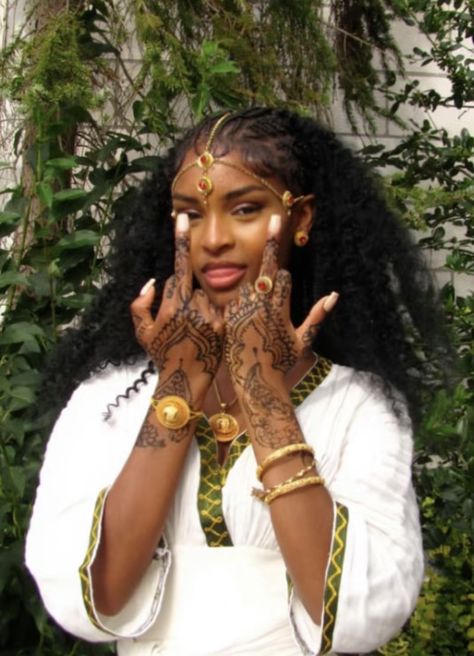 Albaso Hairstyle Habesha, Eritrean Culture Aesthetic, Eritrean Zuria Dresses, Ethiopian Headpiece, Shona Traditional Attire, East African Aesthetic, Eritrean Henna, Eritrean Hairstyles, Habesha Hairstyles