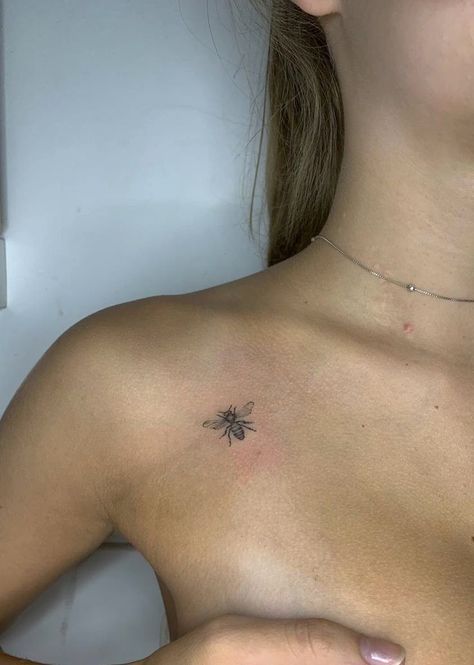 Bee Tattoo On Collar Bone, Small Dainty Bee Tattoos, Mini Bumble Bee Tattoo, Bee Tattoo Dainty, Cute Places To Get Small Tattoos, Simple Tattoos For Family, Tiny Bumblebee Tattoo, Bee On Shoulder Tattoo, Bee Tattoo Collar Bone