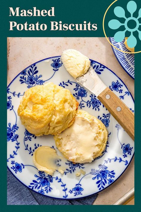 Turn Leftover Mashed Potatoes Into These Easy Biscuits Mashed Potato Biscuits, Easy Biscuits, Best Biscuits, Potato Biscuits, Cinnamon Roll Monkey Bread, Biscuit Recipes, Biscuit Bread, Drop Biscuits, Leftover Mashed Potatoes