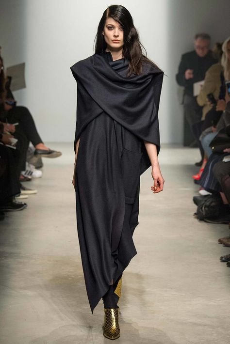 Maison Rabih Kayrouz, Rabih Kayrouz, Futuristic Fashion, Dark Fashion, Fall 2014, Fashion Shows, Costume Design, Minimalist Fashion, Paris Fashion Week