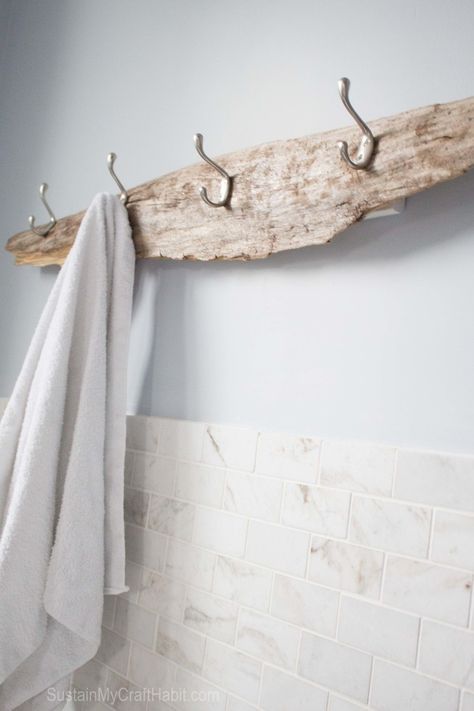 Diy Towel Holder, Rustic Towel Rack, Toallero Ideas, Diy Towel Rack, Driftwood Diy, Diy Towels, Driftwood Projects, Dekor Diy, Rustic Bathroom Decor