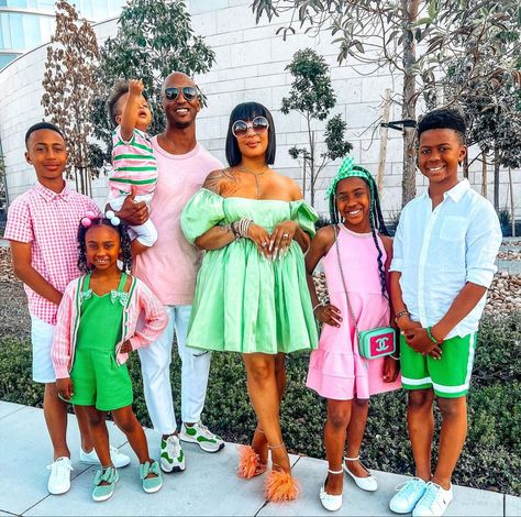 Family Easter Outfits 2024, Easter Family Pictures Outfits, Easter Picture Ideas Family, Easter Photoshoot Ideas Family, Family Spring Pictures, Family Easter Pictures, Easter Family Outfits, Family Easter Outfits, Easter Family Photos