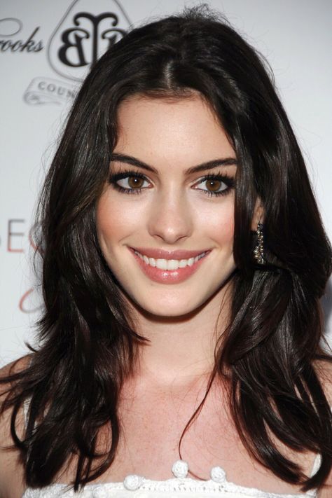 Anne Hathaway Makeup, Ashley Holmes, Ann Hathaway, Jennifer Brown, Beautiful Brown Eyes, Hairstyles For Layered Hair, Long Hair With Bangs, Auburn Hair, Beauty Shots