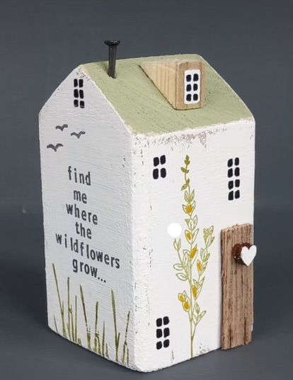 Wooden Houses Craft, Mini Wooden Houses, Wooden House Decoration, Driftwood Art Diy, Scrap Wood Crafts, Small Wooden House, Wood Houses, Wood Block Crafts, Wood Craft Projects