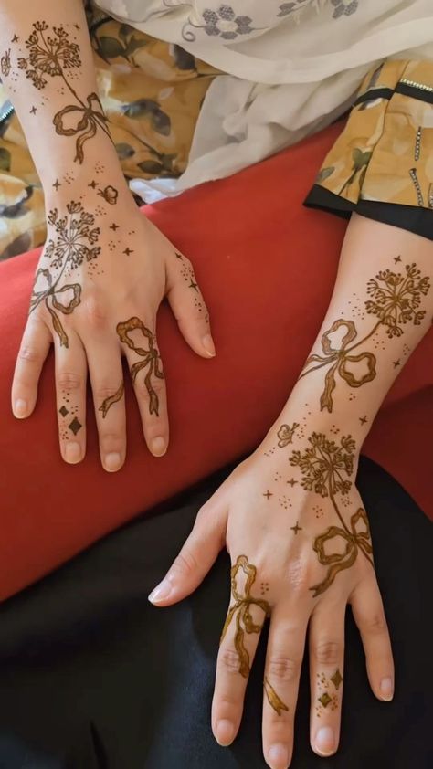 Coquette Mehendi, Coquette Henna, Cool Henna Tattoos, Dreamy Coquette, Henna Black, Small Henna Designs, Henna Designs Back, Henna Style Tattoos, Henna Designs Wrist