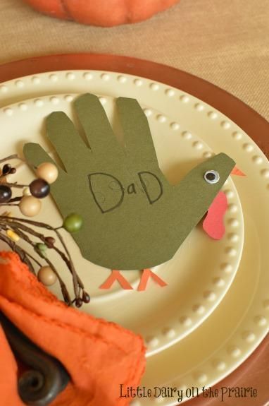 Dollar Store Thanksgiving Table, Kids Table Decor, Thanksgiving Dec, Thanksgiving Name Cards, Easy Diy Thanksgiving Decorations, Turkey Place Cards, Thanksgiving Dinner Table Decorations, Thanksgiving Decorations Outdoor, Hand Turkey