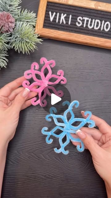 Pipecleaner Christmas Crafts For Kids, Snowflake Pipe Cleaner, Pipecleaner Ideas, Christmas Pipe Cleaner Crafts, Pipe Cleaner Christmas Crafts, Pipe Cleaner Snowflakes, Pipe Cleaner Crafts For Kids, Pipe Cleaner Ornaments, Crafts To Do When Bored