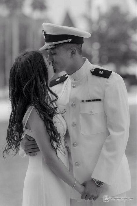 NAVY COUPLE WOOHOO Navy Couple Aesthetic, Navy Couple Photoshoot, Merchant Navy Couple, Navy Couple Pictures, Navy Couple, Army Photos, Marine Photography, Soldier Love, Interracial Couples Bwwm