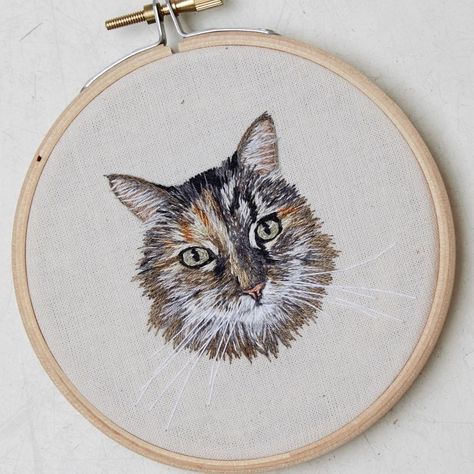 by @stitchingwhiskers⠀ .⠀ .⠀ .⠀ .⠀ .⠀ #embroidery #embroideryartist #fiberart #broderie #sewing #stitches #stitching #stitcher #embroidered… Picture Embroidery, Pet Portrait Art, Pet Embroidery, Embroidery Dog, Portrait Embroidery, Cat Picture, Custom Pet Art, Cat Embroidery, Fabric Gift Wrap