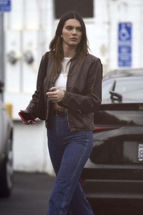 Kendall Jenner 6.12.23 Kendall Jenner Looks, Brown Jacket Outfit, Brown Leather Jacket Outfit, Womens Leather Jacket Outfit, Biker Jacket Outfit, Black Leggins, Dark Brown Leather Jacket, Short Leather Jacket, Jacket Outfit Women