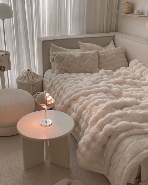 Girly Room Inspiration, Vanilla Room Decor, Making Bed Aesthetic, Beige Room Bedroom, Minimal House Interior, Minimalist Room Aesthetic, Girly Room Decor Ideas, Vanilla Room, Girly Bedrooms