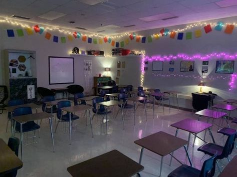 14 Cheery Classroom Decorations to Brighten Dreary Winter Days Led Light Classroom, Classroom With Lights, Led Classroom Decor, Led Lights Classroom Decor, Led Classroom Lights, Twinkle Lights Classroom, Classroom Lamps Ideas, Classroom Lights Decoration, Classroom String Lights