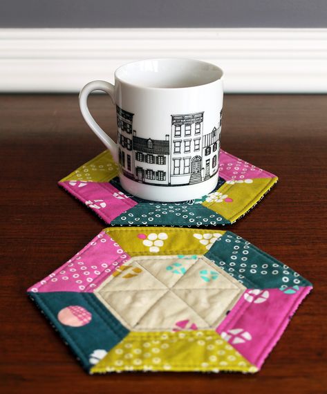 Pieced Hexagon Mug Rugs for Sizzix by Jessee Maloney {an Art School Dropout's life} #hexie #yseam #cottonandsteel #halfhexie #mugrug #quilted Hexagon Potholder, Mug Rug Tutorial, Faux Fur Area Rug, Cottage Quilt, Mug Rug Patterns, Quilting Board, Hexagon Coasters, Placemats Patterns, Diy Quilt