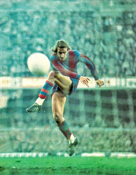 Johan Neeskens of Barcelona in 1975. Johan Neeskens, Football Artwork, Football Players Photos, Afc Ajax, Johan Cruyff, Barcelona Team, Football Tournament, Football Icon, Everton Fc