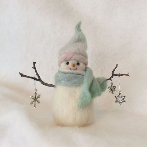 Felt Snowman, Needle Felting Diy, Wool Felt Projects, Needle Felted Christmas, Felt Crafts Christmas, Felted Wool Crafts, Scarf And Hat, Wool Needle Felting, Felting Wool