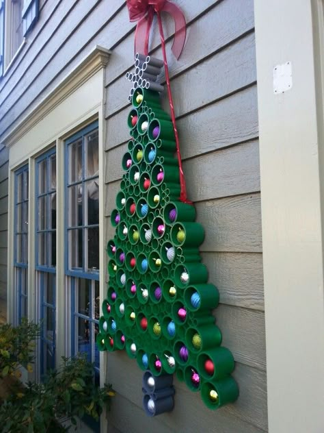 Christmas tree made from PVC pipe. Diy Outdoor Christmas Tree, Outdoor Christmas Tree Decorations, Outdoor Christmas Diy, Christmas Lights Outside, Pvc Pipe Projects, Pallet Christmas Tree, Yucca Plant, Pvc Projects, Outdoor Christmas Tree