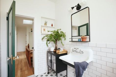 Mid Century Powder Room, Mediterranean Style Bathroom, Bathroom Black And White, Spa Inspired Bathrooms, New York Brownstone, Modern Master Bath, Mid Century Modern Bathroom, Brooklyn Brownstone, Bathroom Black