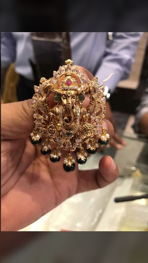 Vinayaka Lockets Gold, Gold Lockets Indian Pendants, Gold Lockets, Vaddanam Designs, Mother Of Groom, Diamond Pendants Designs, Gold Jewelry Simple Necklace, Antique Jewellery Designs, Beautiful Gold Necklaces