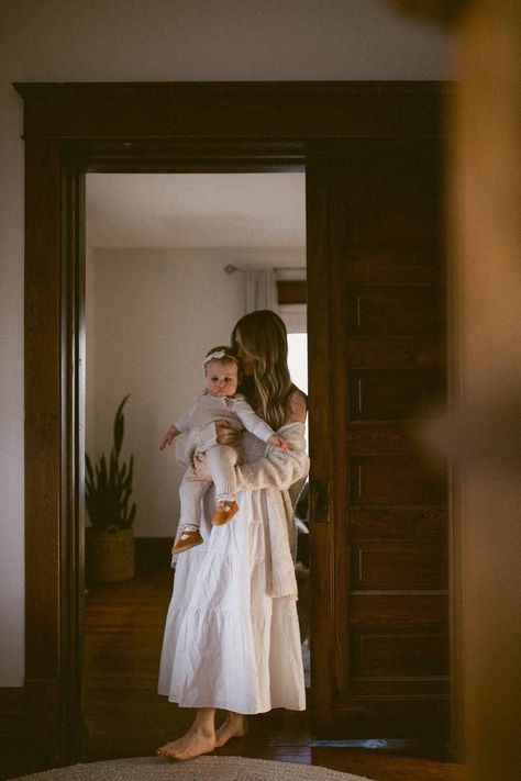 Fall Family Photos Indoor, In Home Photoshoot Outfits, Intimate Family Photos At Home, Documentary Family Photoshoot, Busy Mom Aesthetic, At Home Lifestyle Family Session, Cozy Home Family Photoshoot, Cozy In Home Family Photoshoot, In Home Motherhood Session