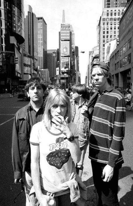 Sonic Youth, another iconic band. Some call them the original hipsters Chicas Punk Rock, Marla Singer, Band Photoshoot, Kim Gordon, Sonic Youth, Illustration Photo, Rock N’roll, I'm With The Band, Rock'n Roll