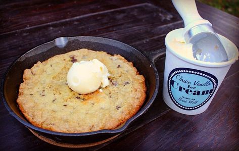 campfire skillet cookie Cast Iron Skillet Cookie, Campfire Cookies, Skillet Desserts, Over The Fire Cooking, Campfire Desserts, Pan Cookies, Camping Dishes, Open Fire Cooking, Iron Skillet Recipes