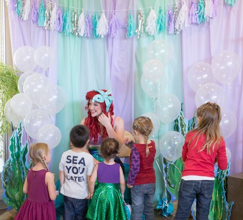 Jellyfish Party, Diy Party Photo Booth, Under The Sea Themed Party, Dolphin Birthday Parties, Fairytale Ball, Princess Backdrops, Mermaid Pirate Party, Graduation Dinner, Princess Parties