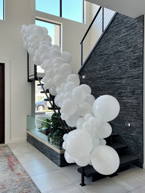 Stair Case Balloon Decor, Staircase Balloon Garland, Balloon Staircase, Stairway Railing, Car Balloon, Balloon Tower, 50th Wedding Anniversary Party, Diy Balloon Decorations, Stair Decor