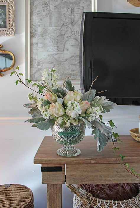 pedestal flower arrangements you can do yourself Shabby Chic Floral Arrangements, Pedestal Bowl Flower Arrangement, Home Office Shabby Chic, Pedestal Flower Arrangements, Cottage Home Decor Ideas, Shabby Chic Hallway, Living Room Shabby Chic, Bathroom French, Flower Arrangements Ideas