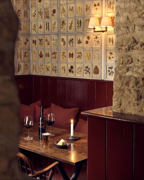 The Bell At Charlbury (@thebellcharlbury) • Instagram photos and videos Homey Restaurant Interior Design, American Restaurant Design, Boutique Hotel Reception, Resturant Design, Pub Design, Bar Inspiration, Dry January, Dining Room Remodel, Red Bar