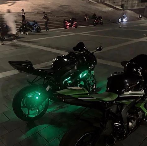 green light from black motorcycle in dark night scenario Casa Anime, Image Moto, Мотоциклы Cafe Racers, Bike Aesthetic, Motorcycle Aesthetic, Biker Aesthetic, Biker Boys, Pretty Bike, Biker Love