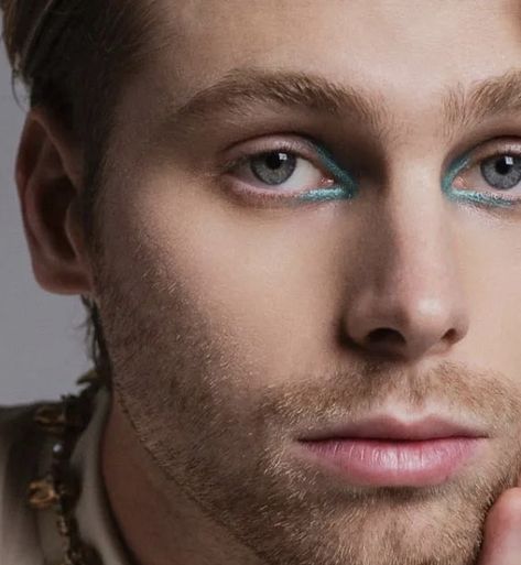 Inner eye makeup Inner Eye Makeup, Luke Hemmings Eyes, Luke Hemings, 5sos Concert, Concert Makeup, 5sos Luke, Luke Roberts, Male Makeup, 1d And 5sos