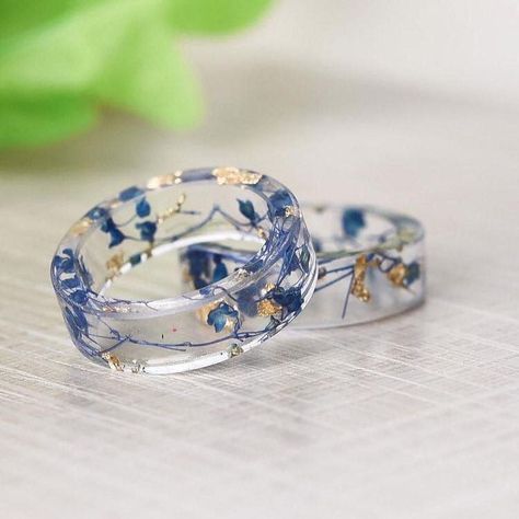 Resin Flower Ring, Aesthetic Resin Jewelry, Resin Jewelry Ideas Inspiration, Dried Flower Ring, Resin Jewelry Aesthetic, Dried Flower Resin Jewelry, Tension Setting Ring, Resin Products Ideas, Matching Rings Aesthetic