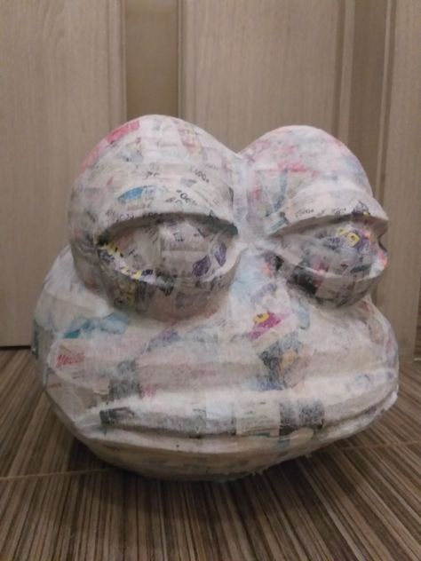 Pepe frog head papercraft/papier mache  #pepe #pepefrog #cosplay #diy #handmade #papercraft #pepakura #papiermache Paper Mache Frog, Cardboard Masks, Paper Mache Masks, Frog Mask, Paper Mache Head, Cardboard Ideas, Cardboard Mask, Paper Mache Mask, Mache Art