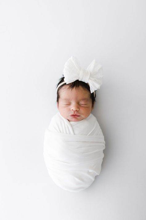 Newborn Wrapped Photography, Newborn Baby Photography Poses, Newborn Wrap Photography, Newborn Photo Studio, Newborn Wrapping Techniques, White Newborn Photography, Newborn Posing Guide, Simple Newborn Photos, Rembrandt Lighting