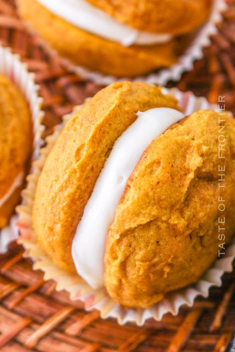 You'll love this Pumpkin Whoopie Pies Recipe. These soft, and light sandwich cookies with creamy cheese filling are the perfect fall treat. Pumpkin Whoopie Pie Recipe, Mmm Cookies, Cinnamon Cookies Recipes, Light Sandwiches, Pumpkin Pound Cake, Pie Crust Recipe Easy, Whoopie Pie Recipe, Pumpkin Whoopie Pies, Pumpkin Bread Easy