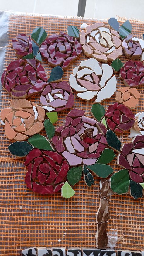 Mosaic Roses Design, Mosaic Wreath, Mosaic Roses, Mosaic Rose, Tiled Table, Kitchen Mosaic, Craft Presents, Mosaic Animals, Mosaic Madness