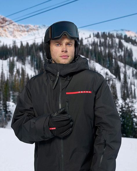 Ski Men Outfit, Men Ski Outfit, Prada Outfit Men, Snowboarding Outfit Mens, Mens Ski Clothes, Snow Outfit Men, Courchevel Ski, Ski Outfit Men, Ski Resort Outfit