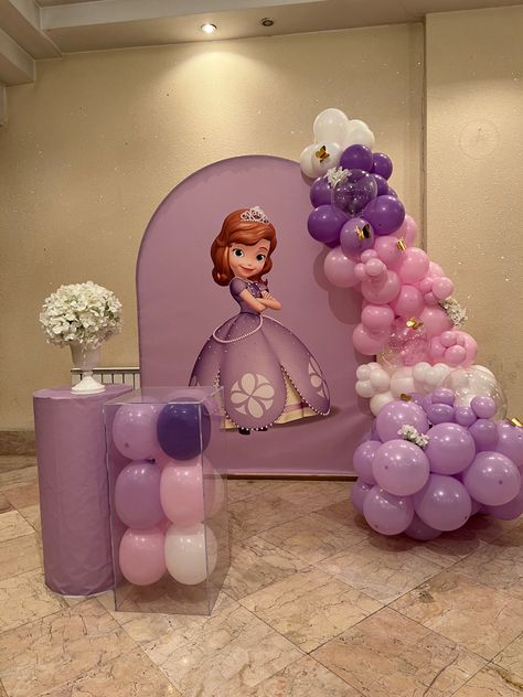 Sofia The First Balloon Garland, Sophia The First Birthday Party Ideas, Princess Sofia Birthday Party Ideas, Balloon Decorations Diy Tutorials, Princess Sofia Birthday, Princess Sofia Party, Sofia The First Party, Sofia The First Birthday Party, Princesa Sophia