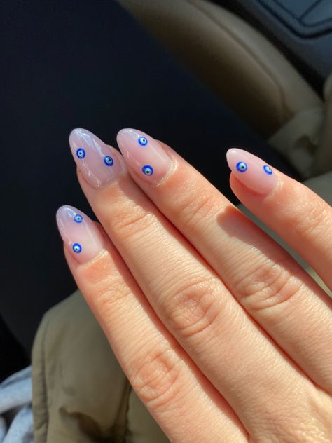 Minimalist Nails Evil Eye, Simple Nail Art Evil Eye, Nail Eyes Design, Evil Eye Nails Short Simple, Short Acrylic Nails Designs Evil Eye, Short Nail Evil Eye, Evil Eye Nails Aesthetic, Nail Evil Eye Design, Nail Inspo Heart With Eyes