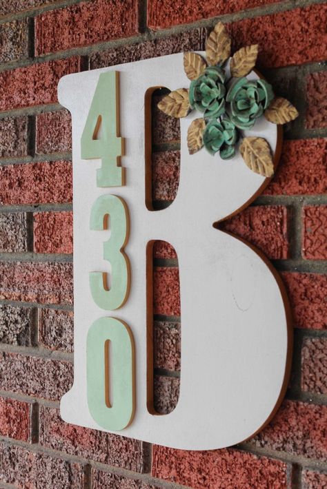 Diy Monogram, Bee Crafts, Address Plaque, Decor Guide, Décor Diy, Easy Home Decor, Handmade Home Decor, Decor Rustic, Handmade Home