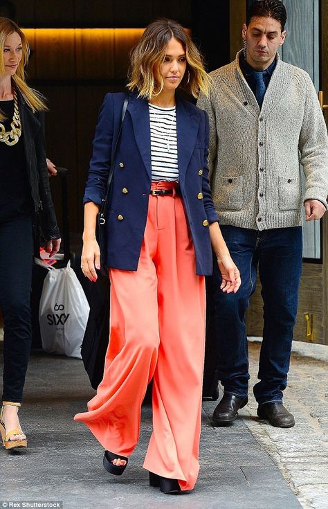 Jessica Alba goes shopping in trendy wide-legged trousers in NYC #dailymail Celebrity Casual Outfits, Daily Outfit Inspiration, Office Outfits Women, Summer Work Outfits, Star Style, Business Outfit, Casual Work Outfits, Jessica Alba, Work Outfits Women