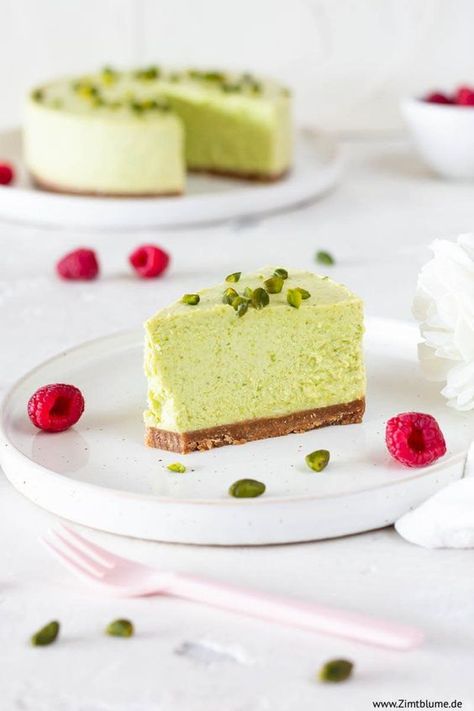 Kühlschrankkuchen: Pistazien Cheesecake Keto No Bake, Arabic Desserts, Bake Cheesecake, No Bake Cheesecake, Baking Sweets, Food Decoration, Cakes And More, Healthy Dessert, Low Carb Keto