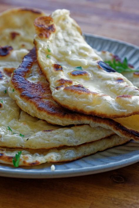 Easy Greek Yoghurt Naan Bread Piadina Recipe, Recipe Greek Yogurt, Easy Naan Bread, Bread With Garlic, Easy Naan, Curry Bread, Naan Bread Recipe, Homemade Naan Bread, Recipes With Naan Bread