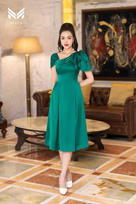 Satin Cloth Frock Models, Satin Frock Design For Women, Satin Short Frocks For Women, Satin Brokat Dress, Model Dress Satin, Green Satin Knee-length Evening Dress, Beautiful Gown Designs, Asian Style Dress, Cotton Short Dresses