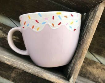 Mug Donut, Cupcake Mug, Pottery Painting Ideas Easy, Mug Cupcake, Hand Painted Mug, Ceramic Cafe, Painted Mug, Cake Mug, Diy Pottery Painting