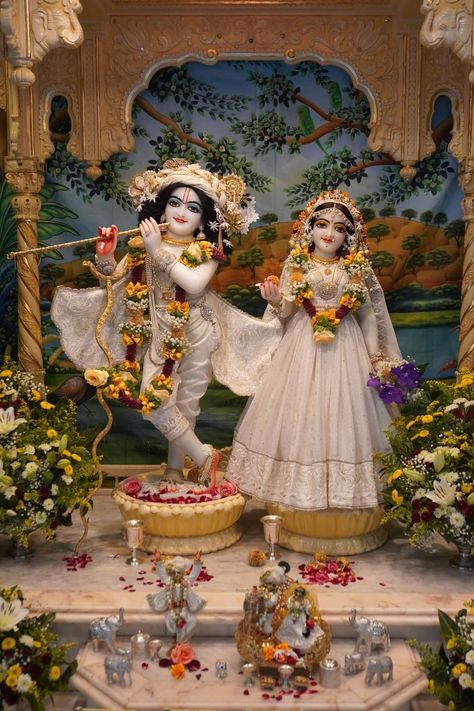 Radhe Krishna Asthetic Pic, Radha Krishna Full Screen Hd Wallpaper, God Illustration, Minimalist Desktop Wallpaper, Janmashtami Decoration, Radhe Krishna Wallpapers, Krishna Book, Krishna Wallpapers, Lord Krishna Hd Wallpaper