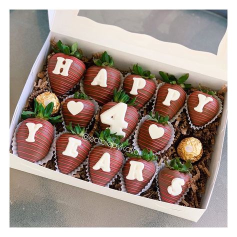 𝐂𝐮𝐬𝐭𝐨𝐦 𝐒𝐰𝐞𝐞𝐭𝐬 ♡ on Instagram: “anniversary box❤️ •  #chocolatecoveredstrawberries #smallbusiness #dippedstrawberries #dippedoreos #chocobanana #strawberries #explorepage…” Anniversary Strawberries, Decorative Strawberries, Infused Strawberries, Diy Cake Recipes, Coated Strawberries, Choco Banana, Strawberry Box, Strawberries Chocolate, Chocolate Covered Strawberries Bouquet