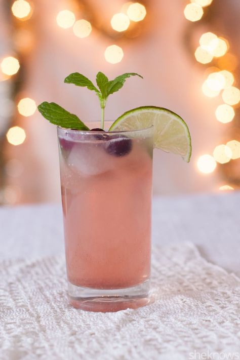 4 Virgin Christmas cocktails to drink this holiday season Festive Mojito, Sprite Mocktail Recipe, Brunch Mocktail Recipe, Winter Mocktails Non Alcoholic, Winter Mocktail, Low Sugar Alcoholic Drinks, Mojito Virgin, Christmas Mocktail Recipes, Cranberry Mojito