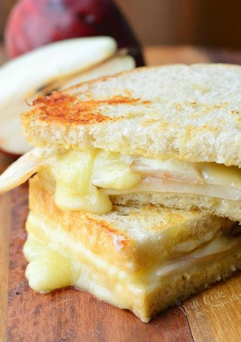 Pear Grilled Cheese, Veggie Lunch, Easy Sandwich, Gourmet Grilled Cheese, Havarti Cheese, Havarti, Grilled Cheese Recipes, Pear Recipes, Simple Sandwiches